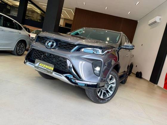 TOYOTA HILUX SW4 2.8 D-4D TURBO DIESEL SRX PLATINUM 7L 4X4 AUTOMÁTICO